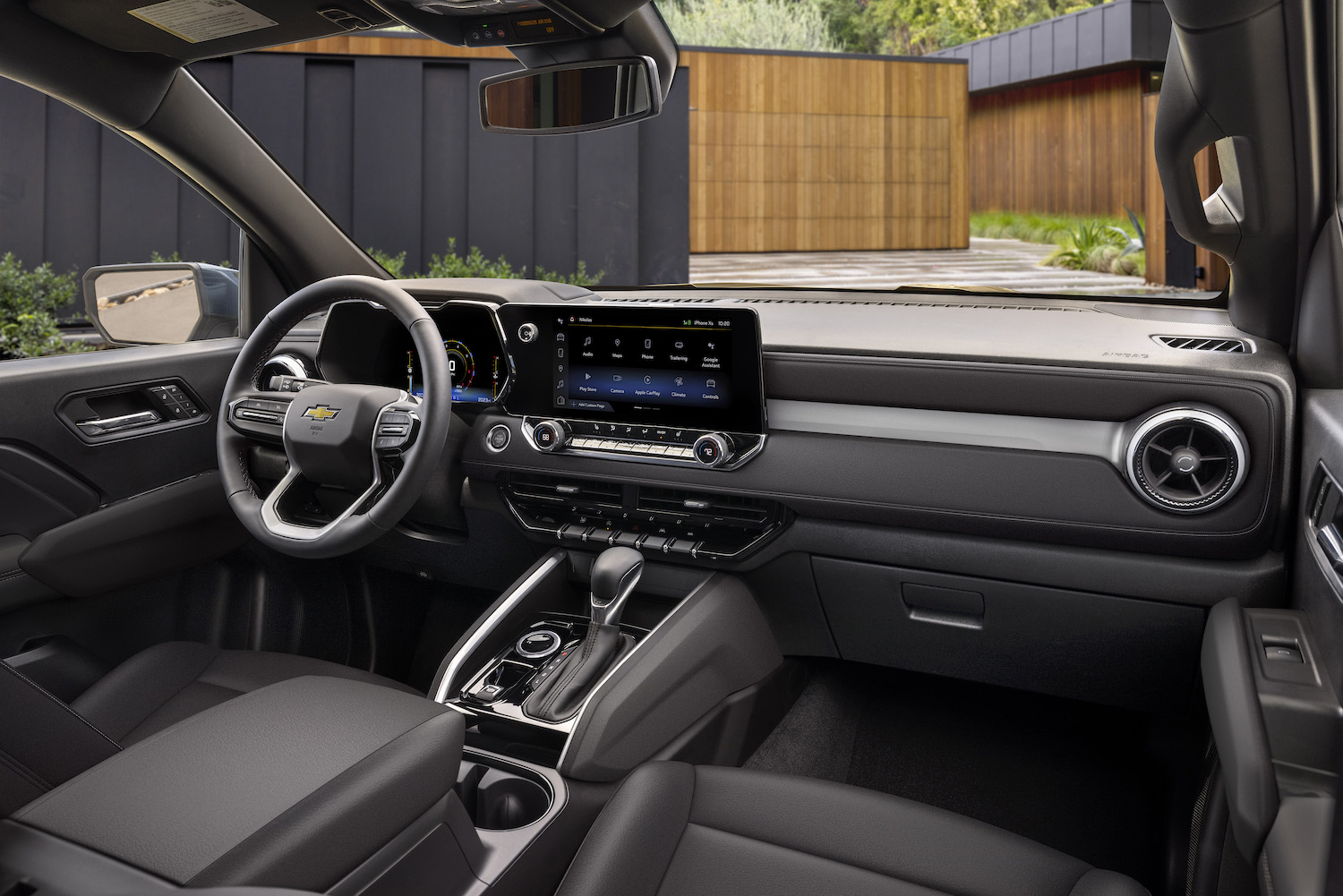 关闭2023 Chevrolet科罗拉多板板和LT修剪方向盘