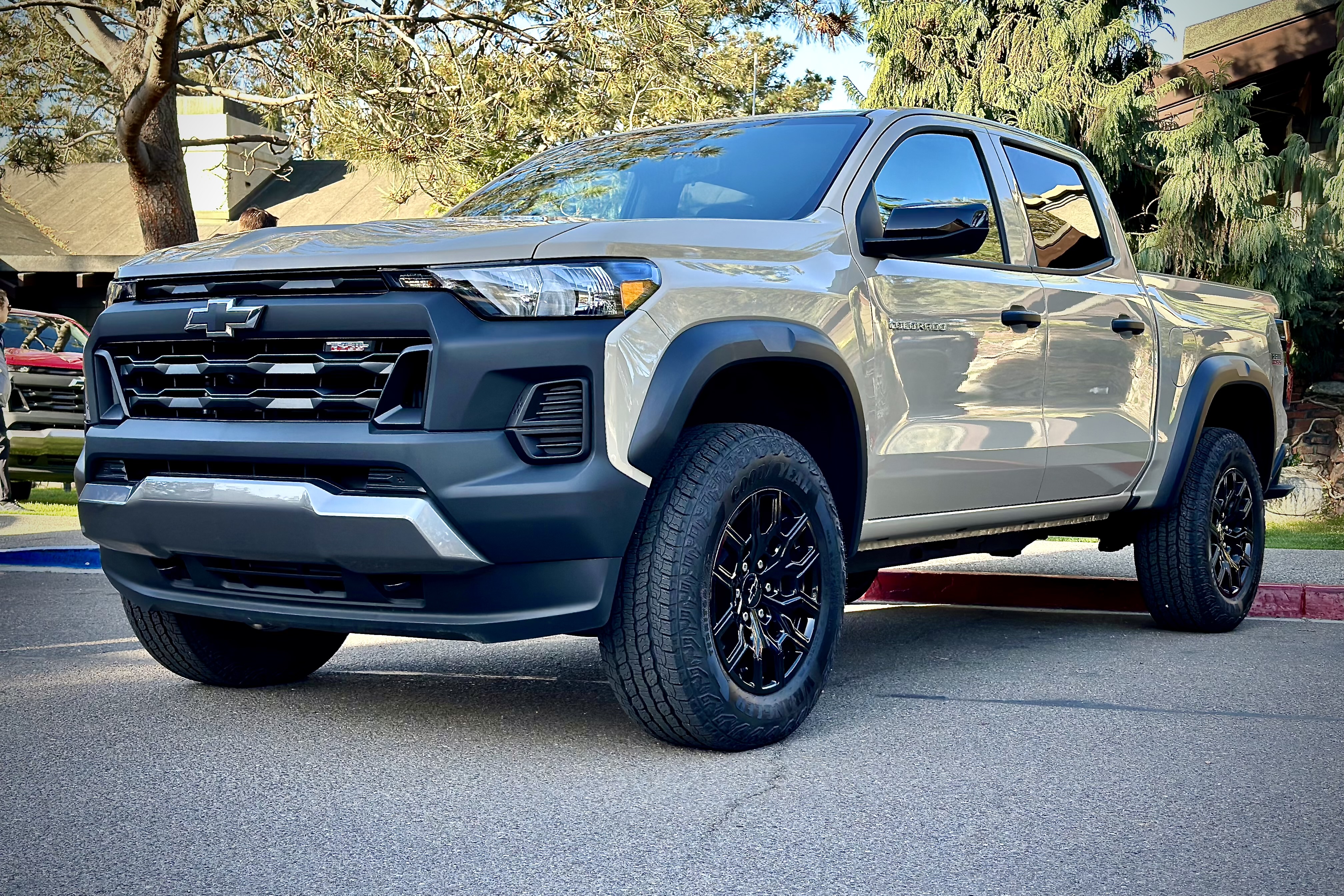 2023 Chevrolet科罗拉多轨迹前端角停在有树的小屋前
