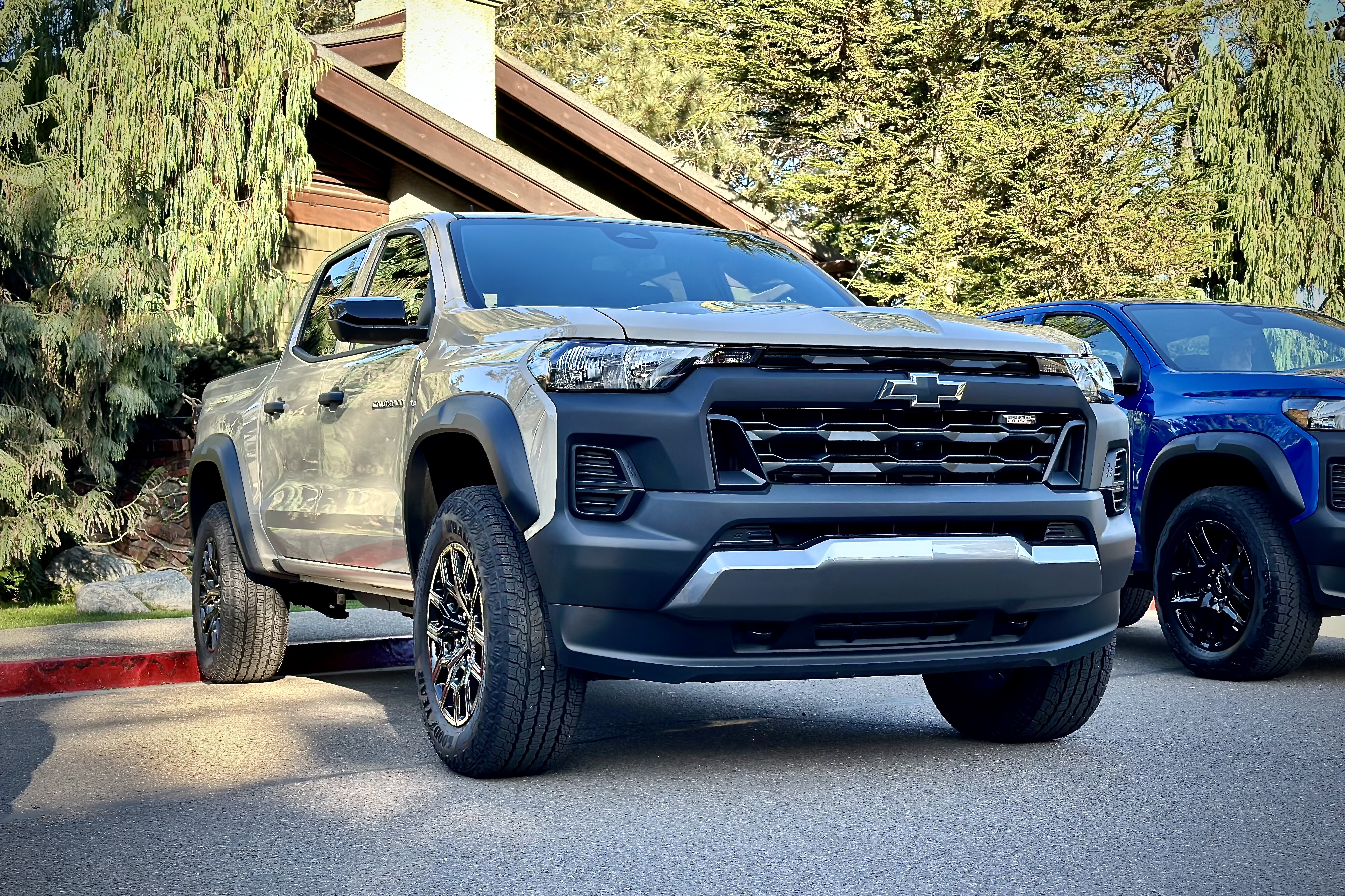 前端关闭2023 Chevrolet科罗拉多轨迹老板停在树屋前