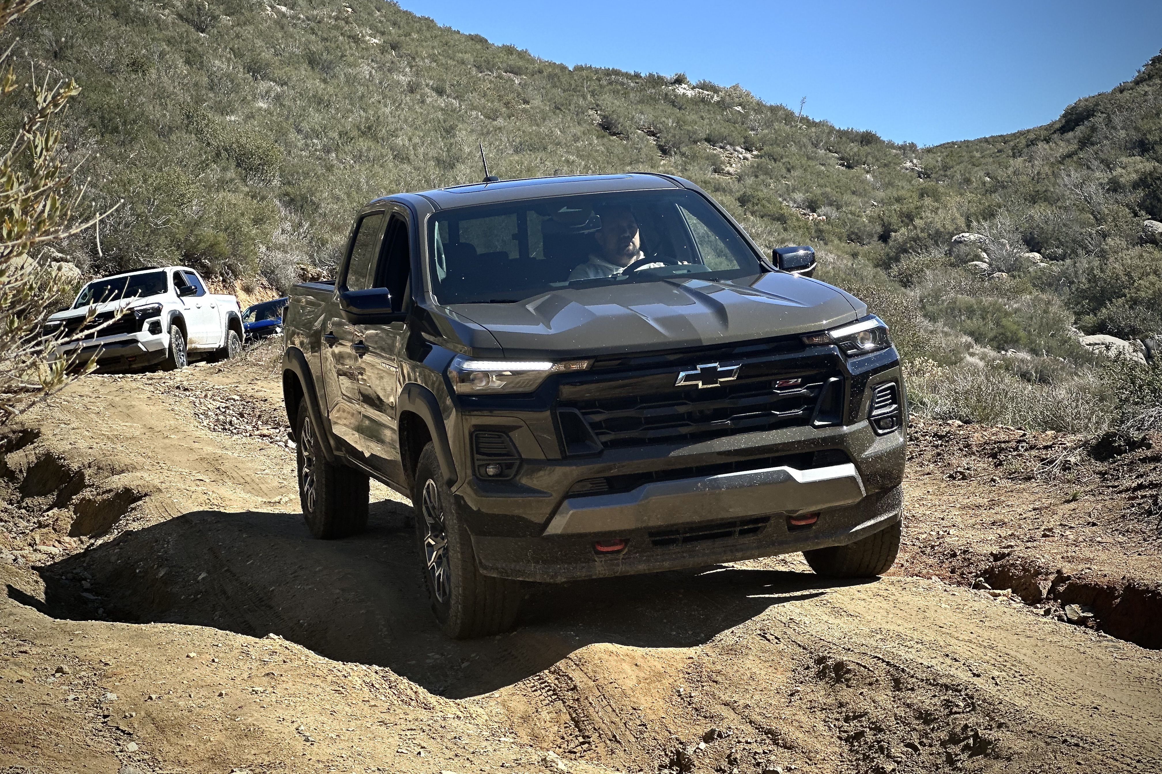 近2023Chevrolet科罗拉多轨迹总管处理背面带山的泥路