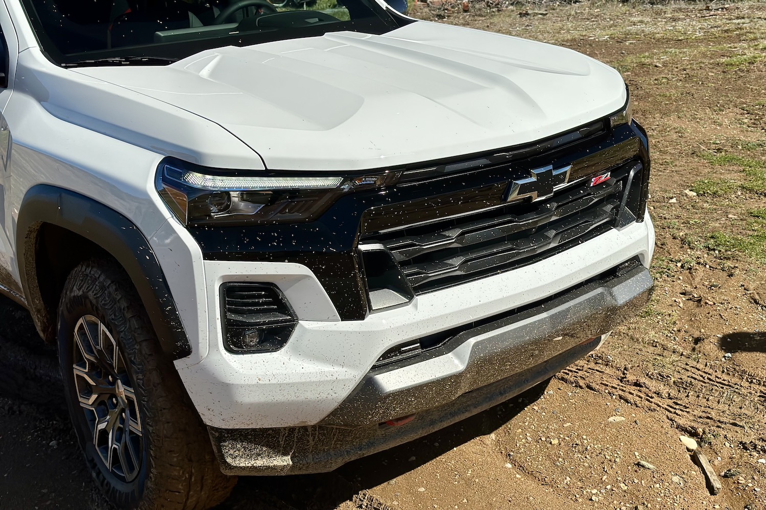 关闭2023 ChevroletColoradoZ71停在泥田