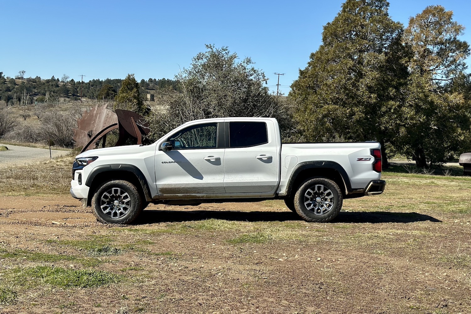 2023 Chevplot ColoradoZ71侧侧侧剖面停靠泥田,背上树林