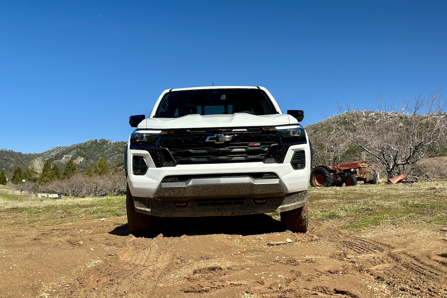 前端关闭2023 ChevplotColoradoZ71停靠泥田后山
