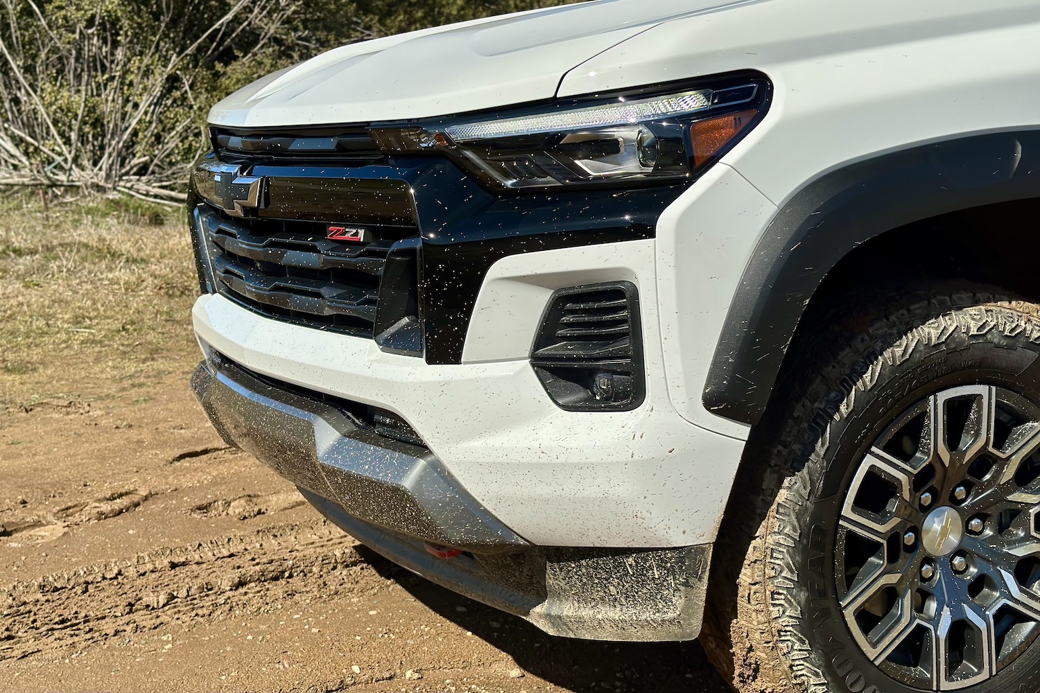关闭车头灯、栅栏和前台Fascia2023 ChevplotColoradoZ71停靠泥田