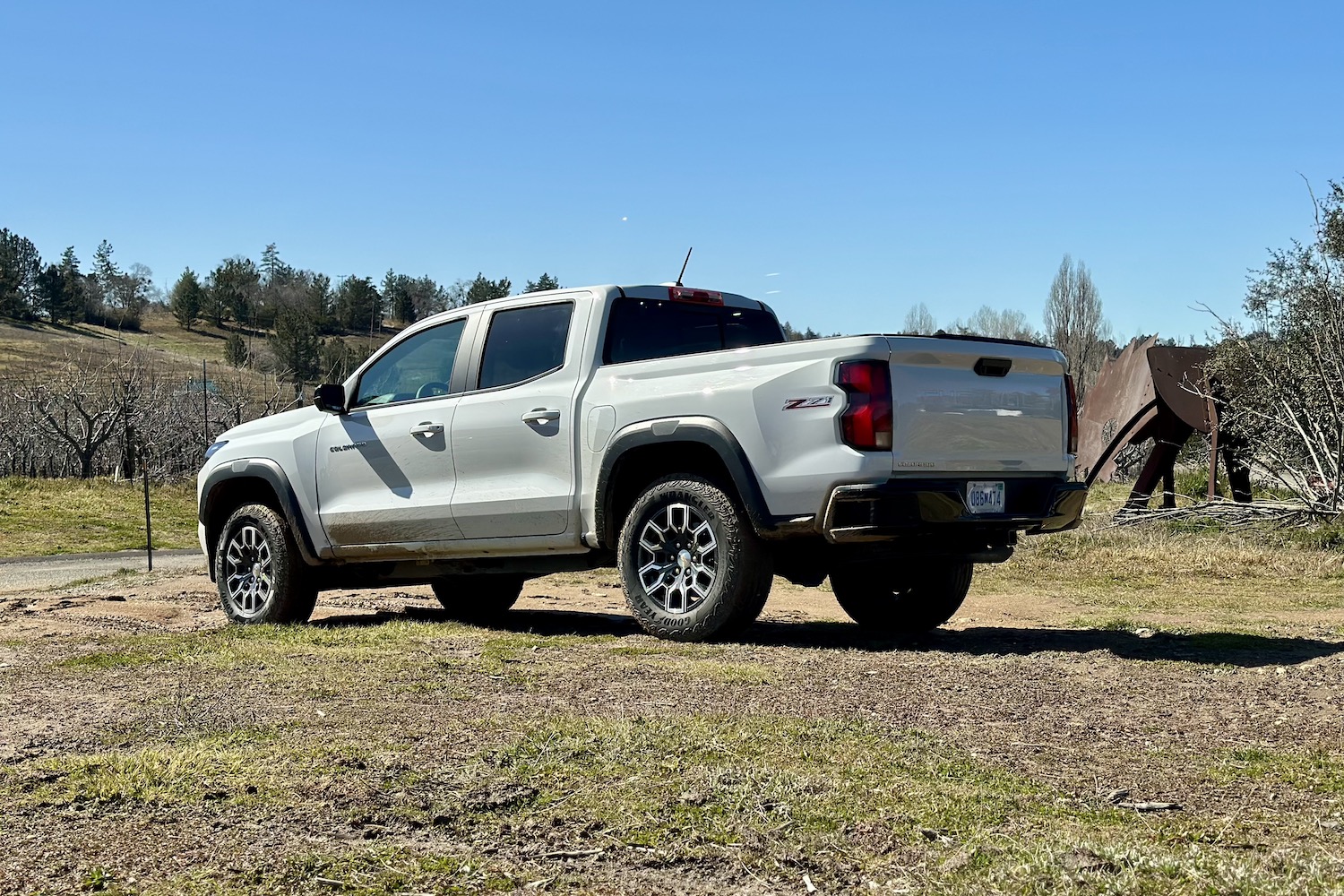 后端角2023 ChevplotColoradoZ71停靠泥田后带树