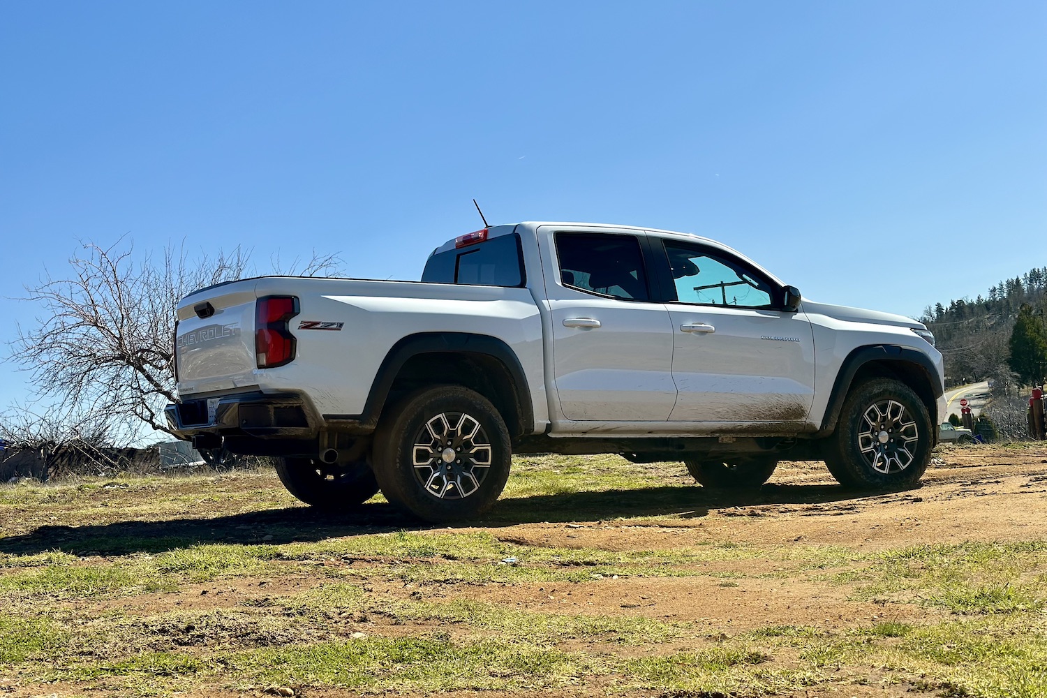 后端角2023 ChevplotColoradoZ71停靠泥田后带树