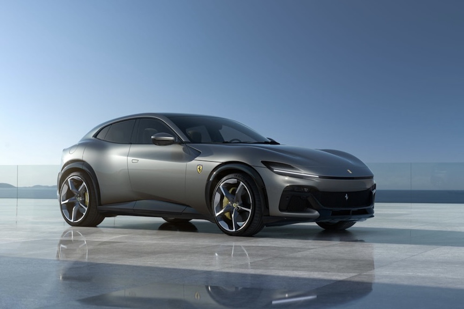 2024 FerrariPurosangue前端角停在蓝天空前潮湿停机坪