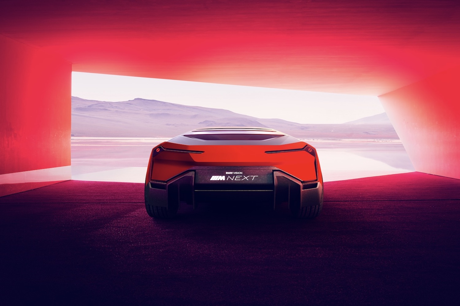 宝马MViewNext概念关闭后端 停在红车库 后面有山