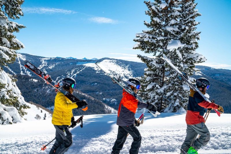 一群朋友在雪地上滑雪