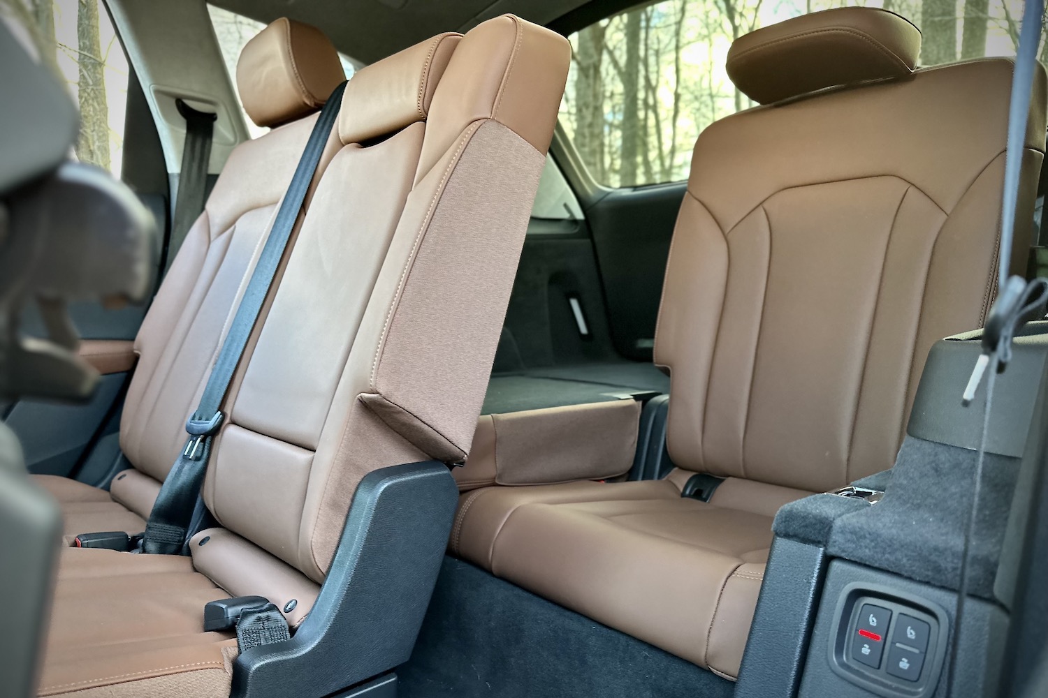 2022AudiQ7Prestige三排座椅从车外折叠二排座椅