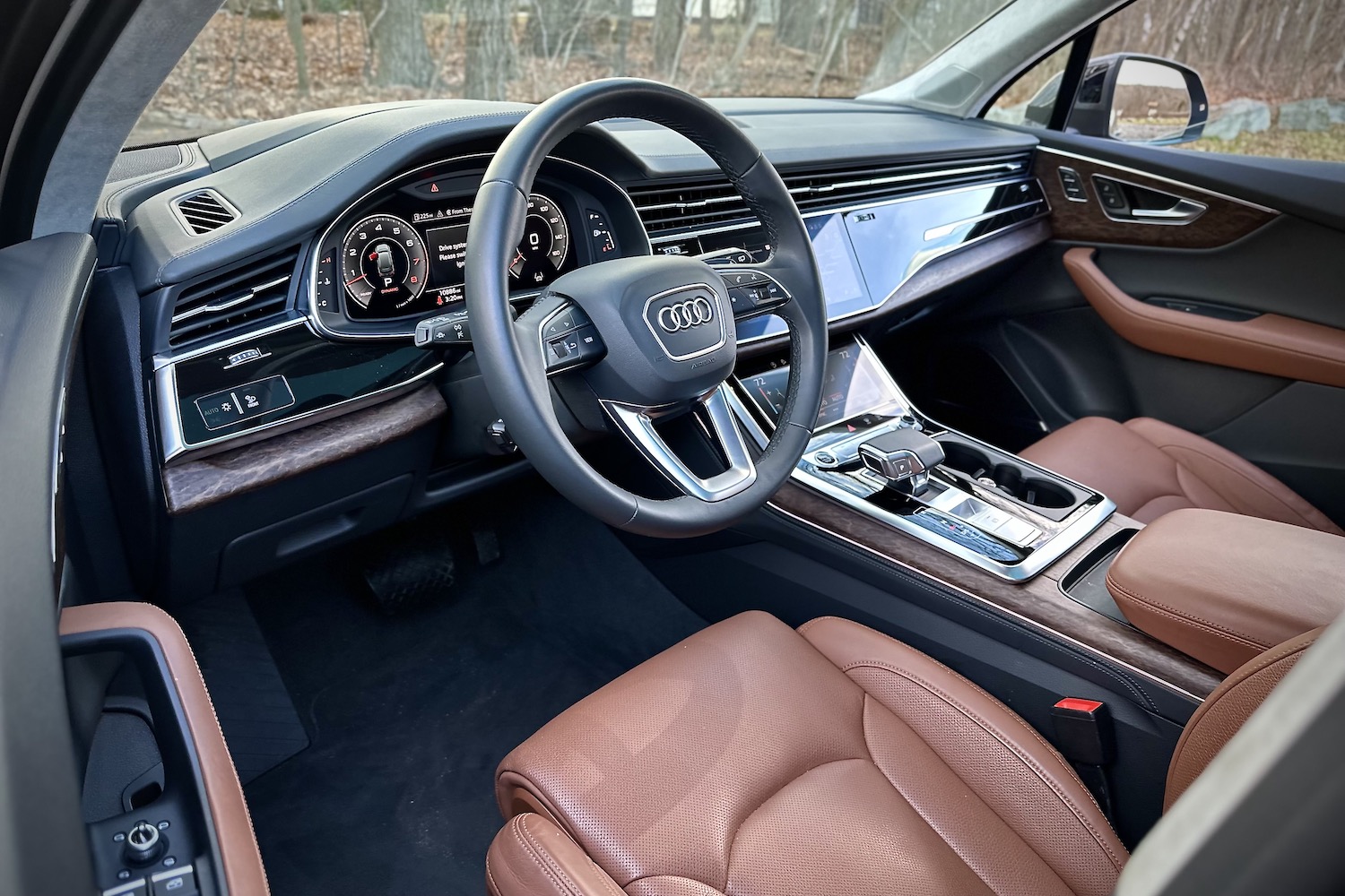 关闭2022AudiQ7Prestige带树背