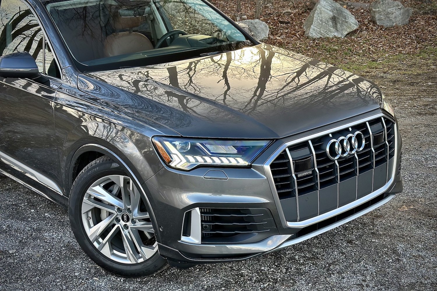 前端2022AudiQ7Prestige停靠碎石堆