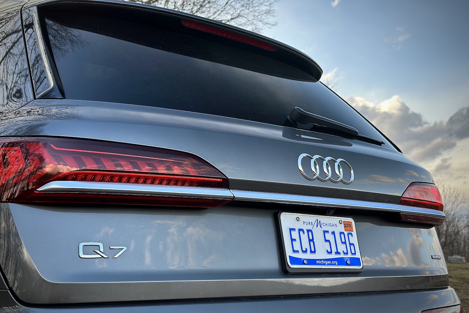 关闭徽章和灯光后升2022AudiQ7Prestige