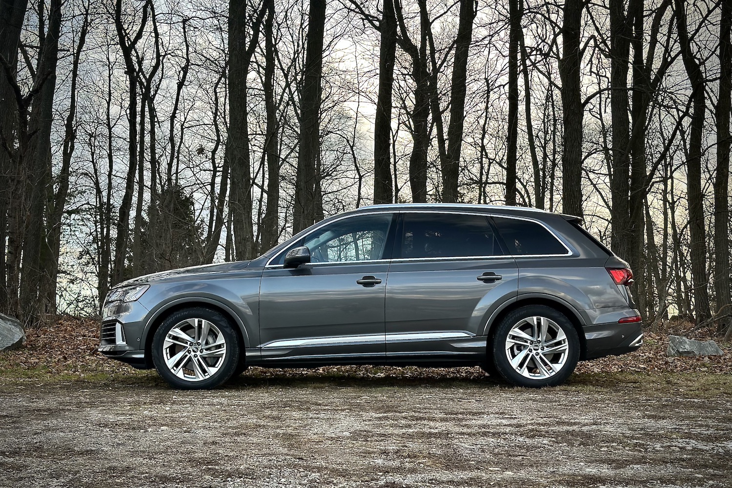 侧侧剖面2022AudiQ7Prestige停靠树前的石堆