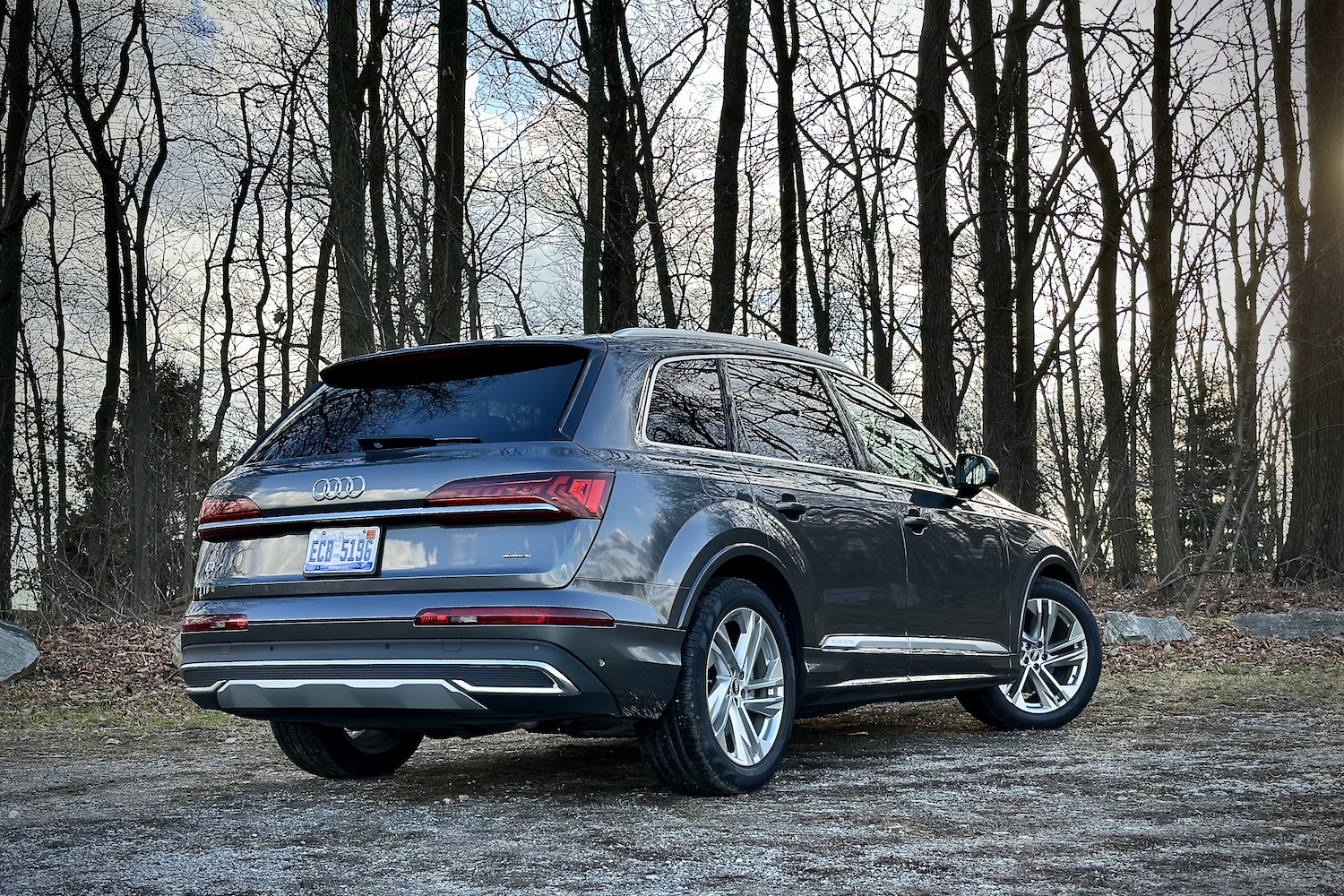 2022AudiQ7Prestige后端角从客运侧带树背