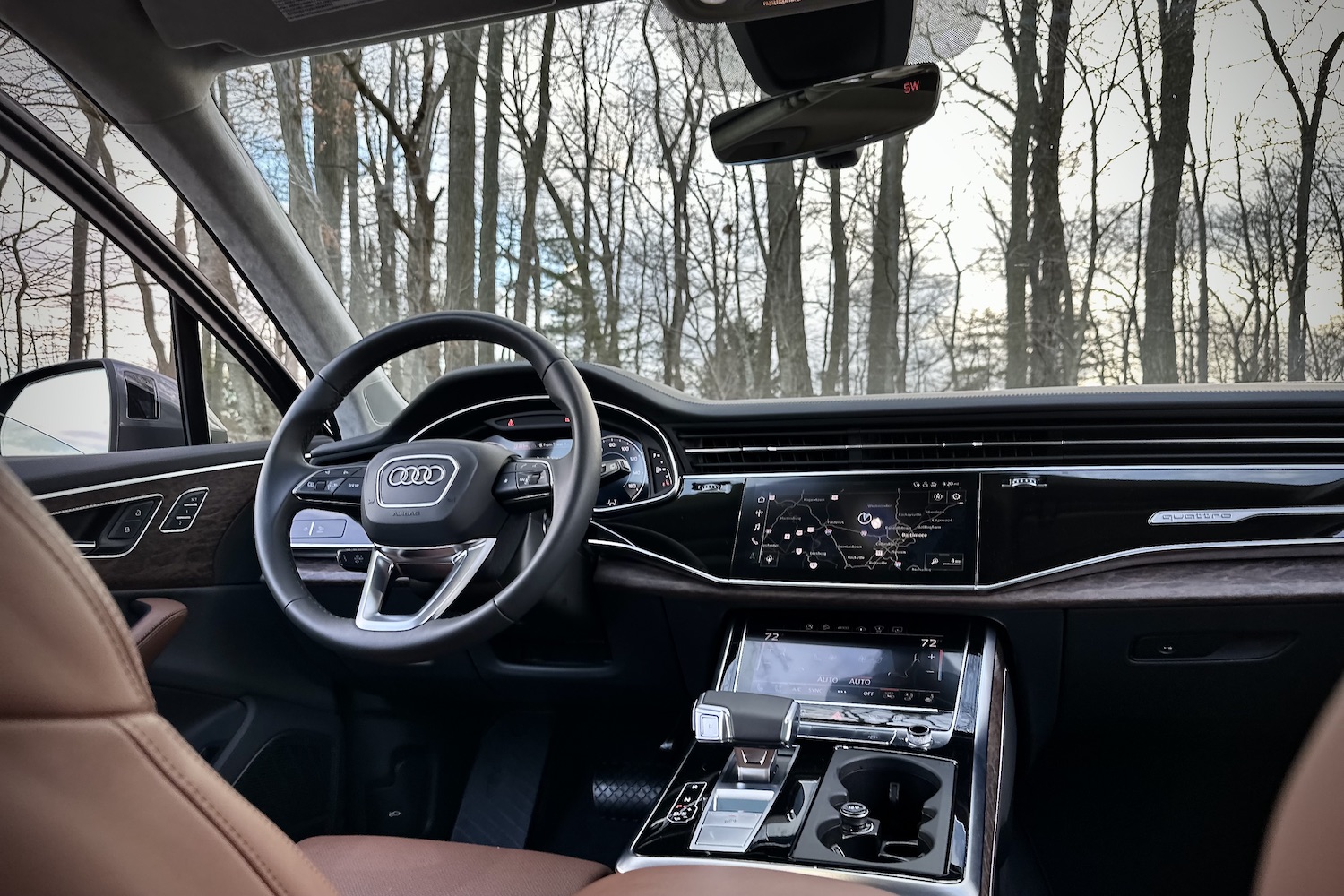 关闭2022AudiQ7Prestige带树背