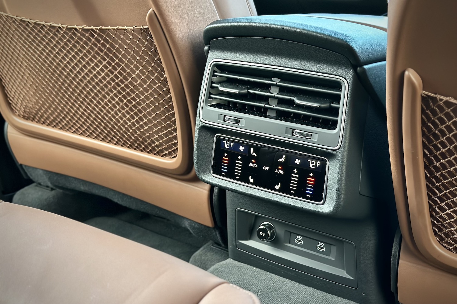关闭2022AudiQ7Prestige后座