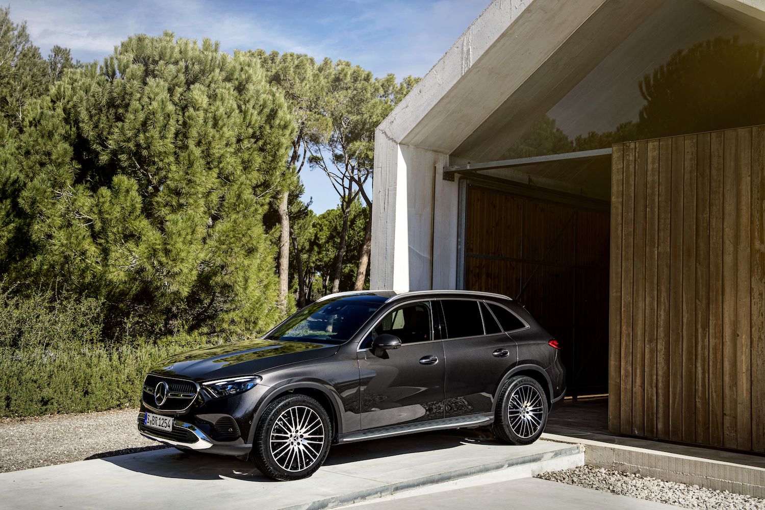 2023Mercedes-BenzGLC前端停靠车库前,后面树林