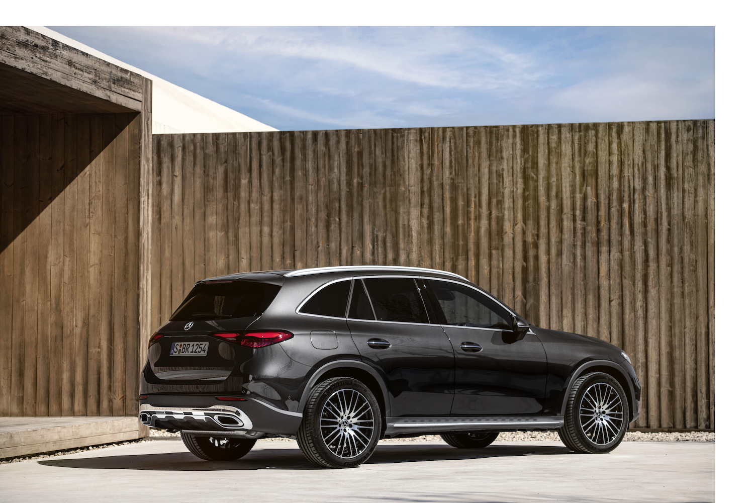 2023Mercedes-BenzGLC后端角停在高木栅栏前