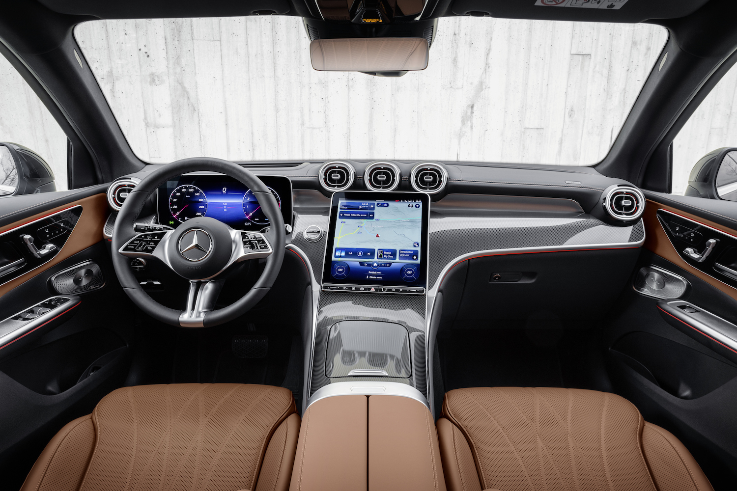 2023Mercedes-BenzGLC关闭仪表板和方向盘前白墙