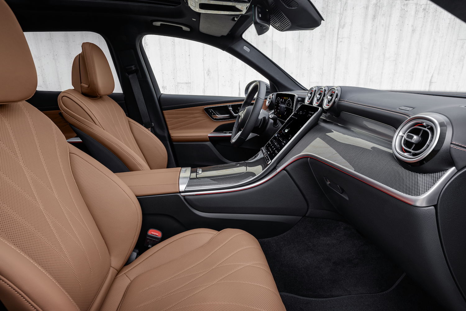 关闭2023Mercedes-BenzGLC客运侧面白墙前