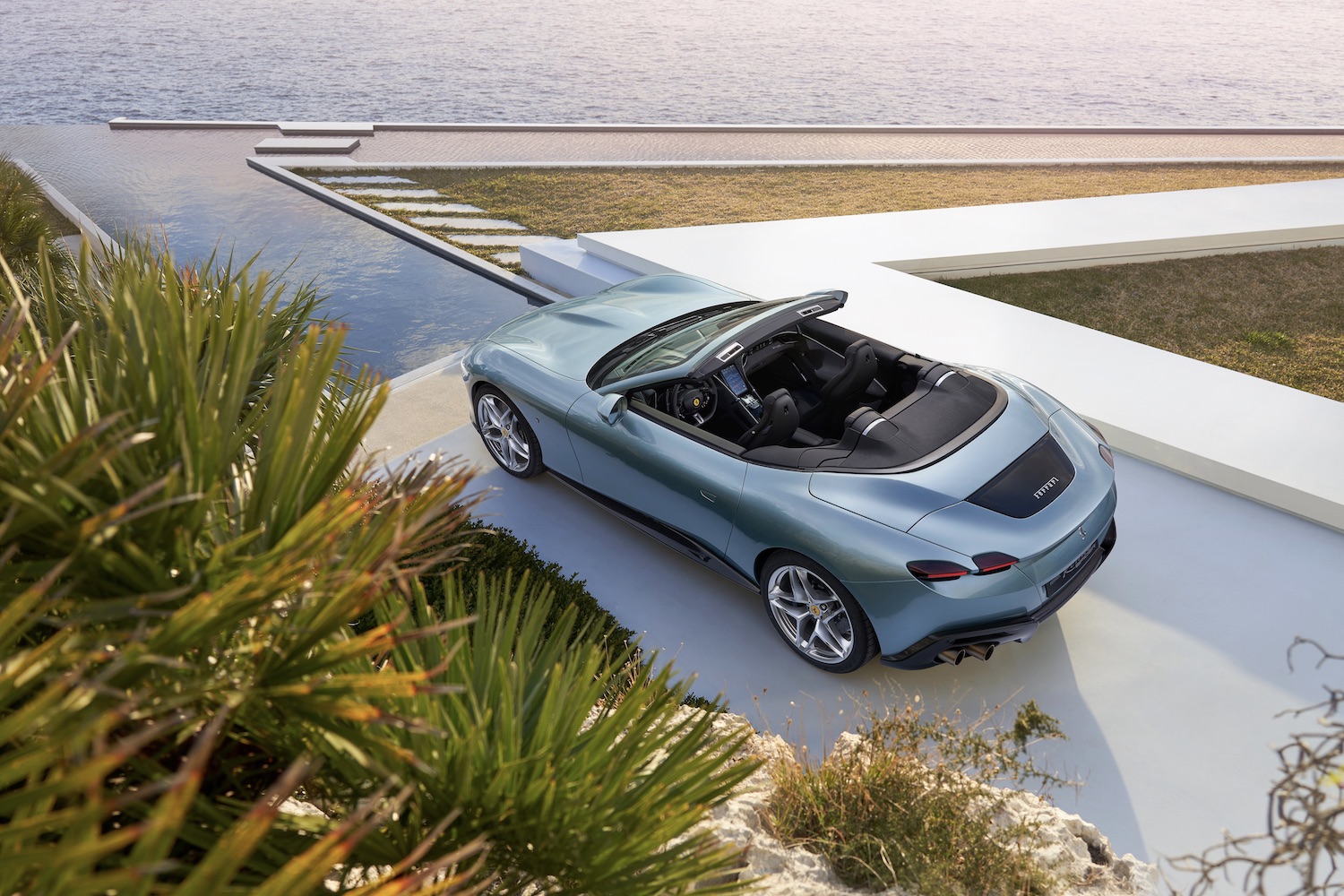 车手侧2024Ferrari Roma照片停靠后排水房前