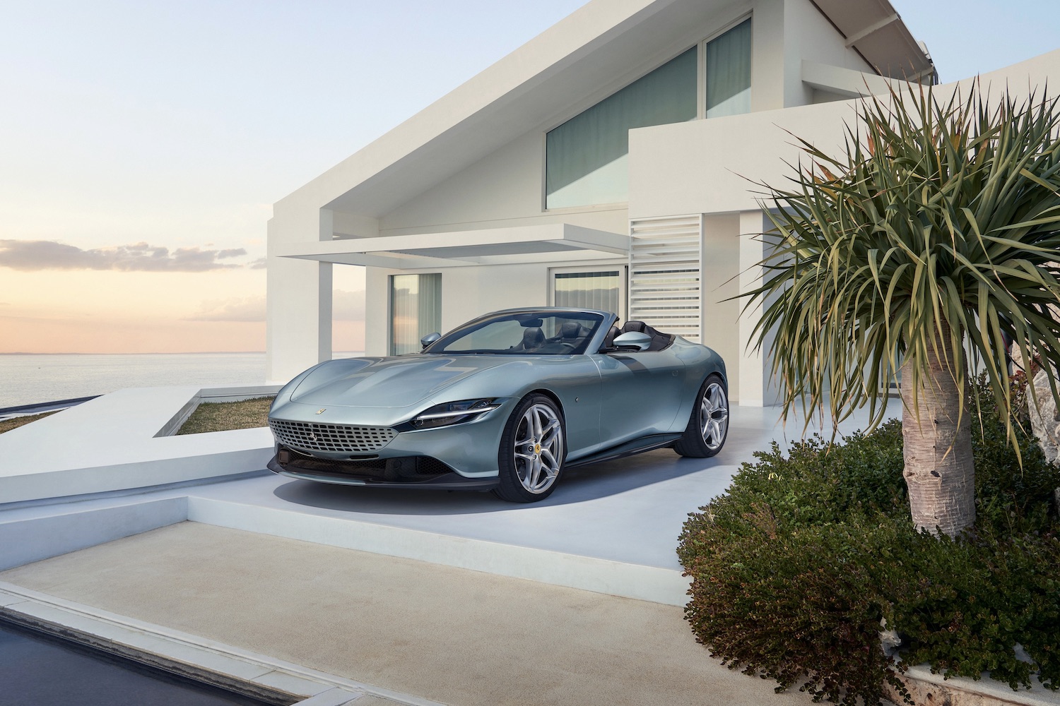 2024Ferrari Roma前端角停在一楼前