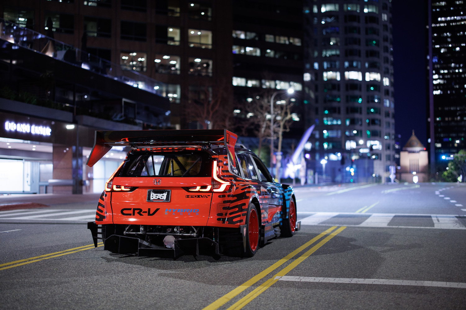 Honda CRV混合后端角前端乘客夜间停在路中间