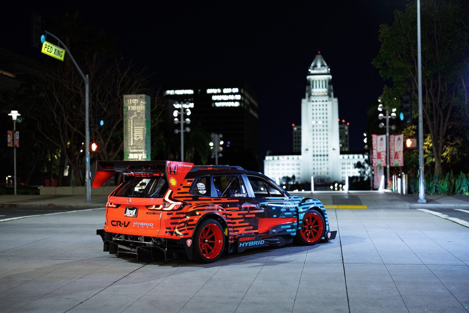 Honda CR-V混合运算器后端角从乘客侧停在夜间法规前