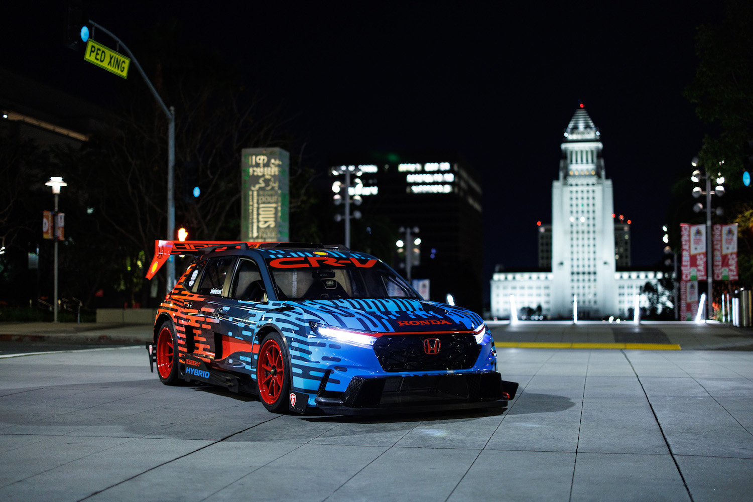 Honda CR-V混合赛车手前端角