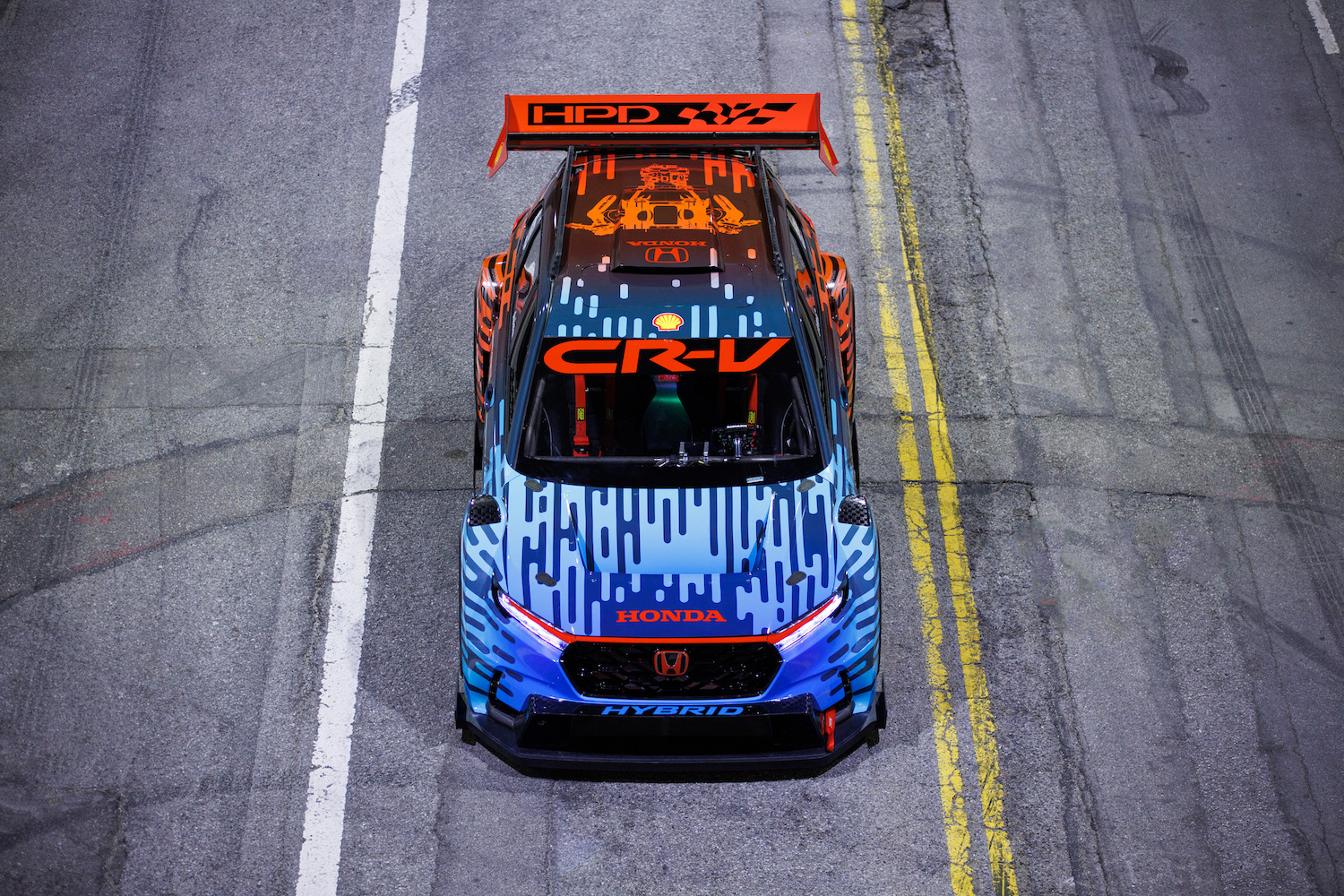 Honda CR-V混合赛车手前端夜间停街中间