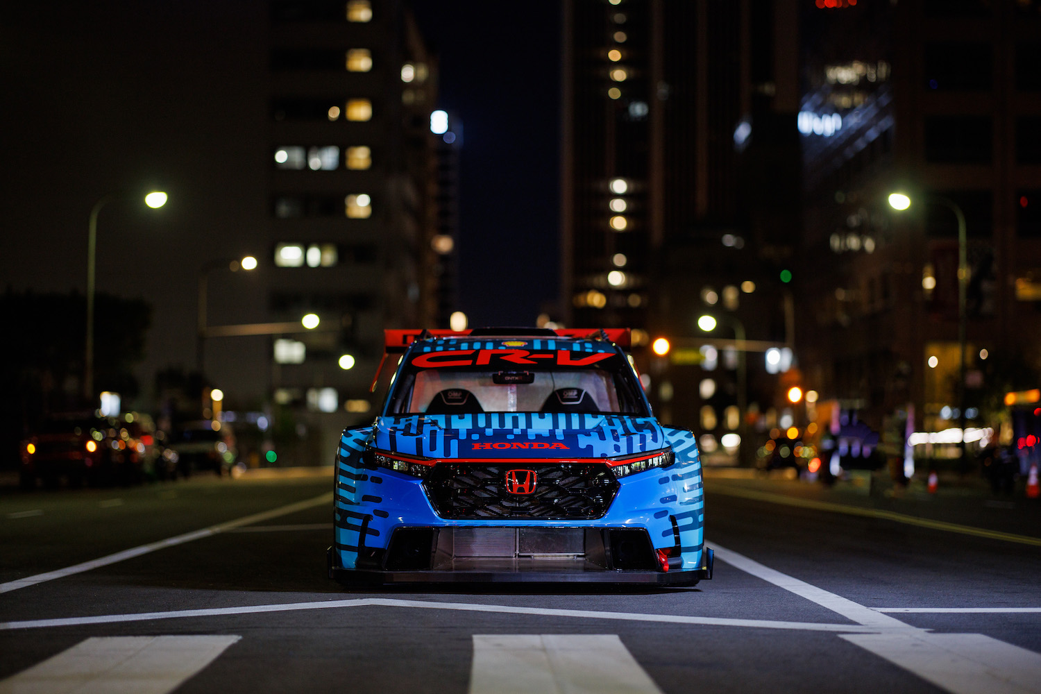HondaCR-V混合赛车手夜间停在路中间