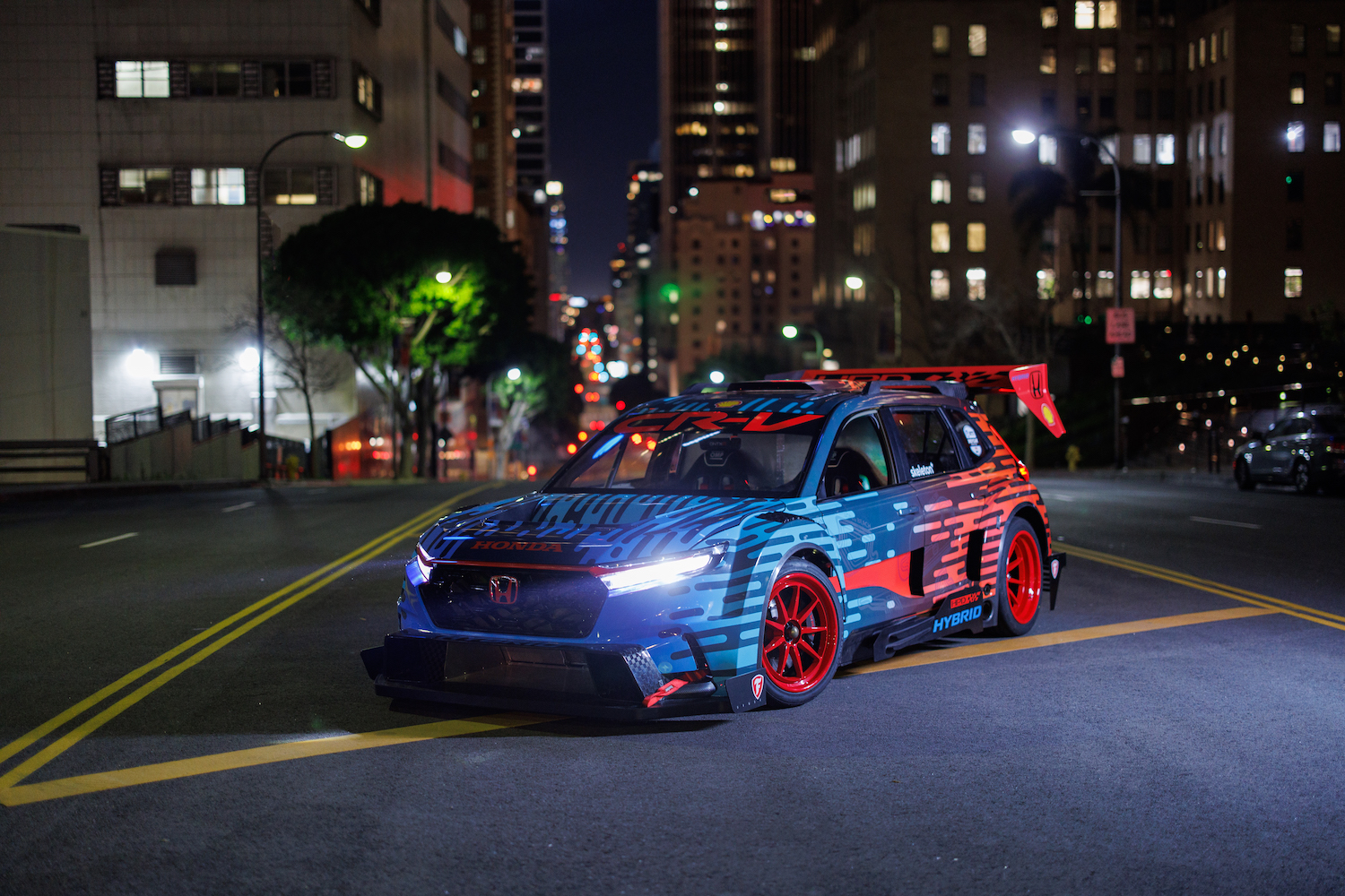 Honda CR-V混合赛车手前端角