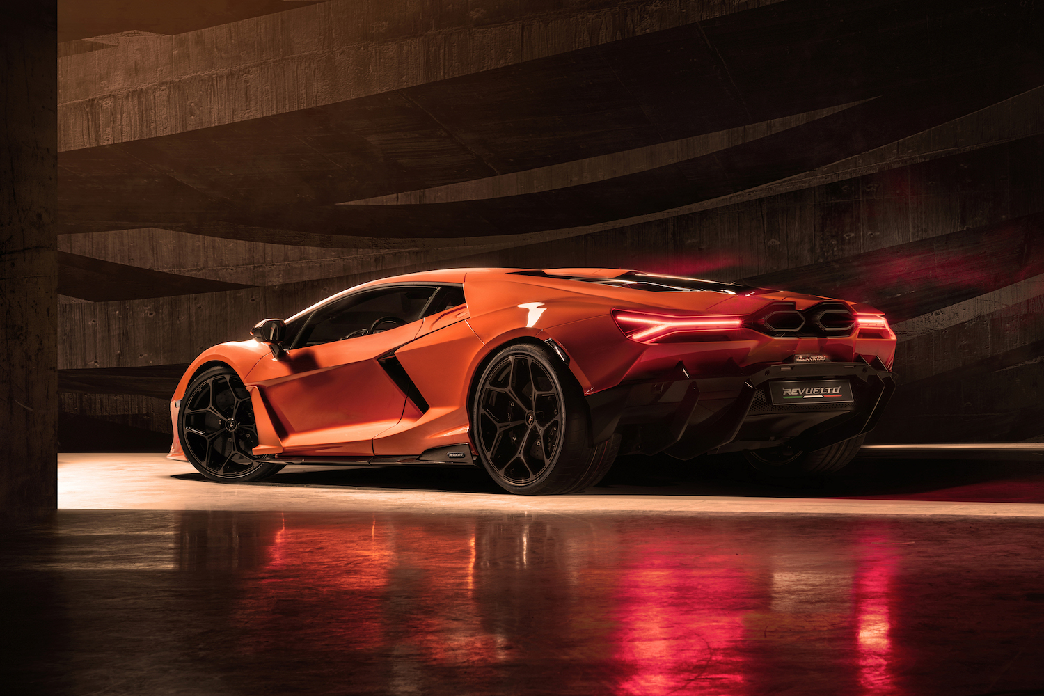 后端角LamborghiniRevuelto 从驱动侧停在一个工作室