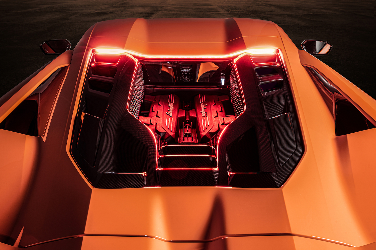关闭2024LamborghiniRevuelto引擎带橙色照明