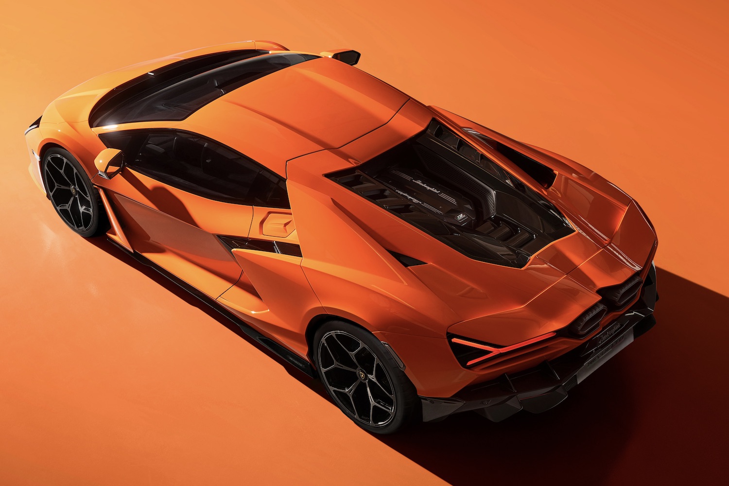 2024 Lamborghini Revuelto后端角加橙色背景