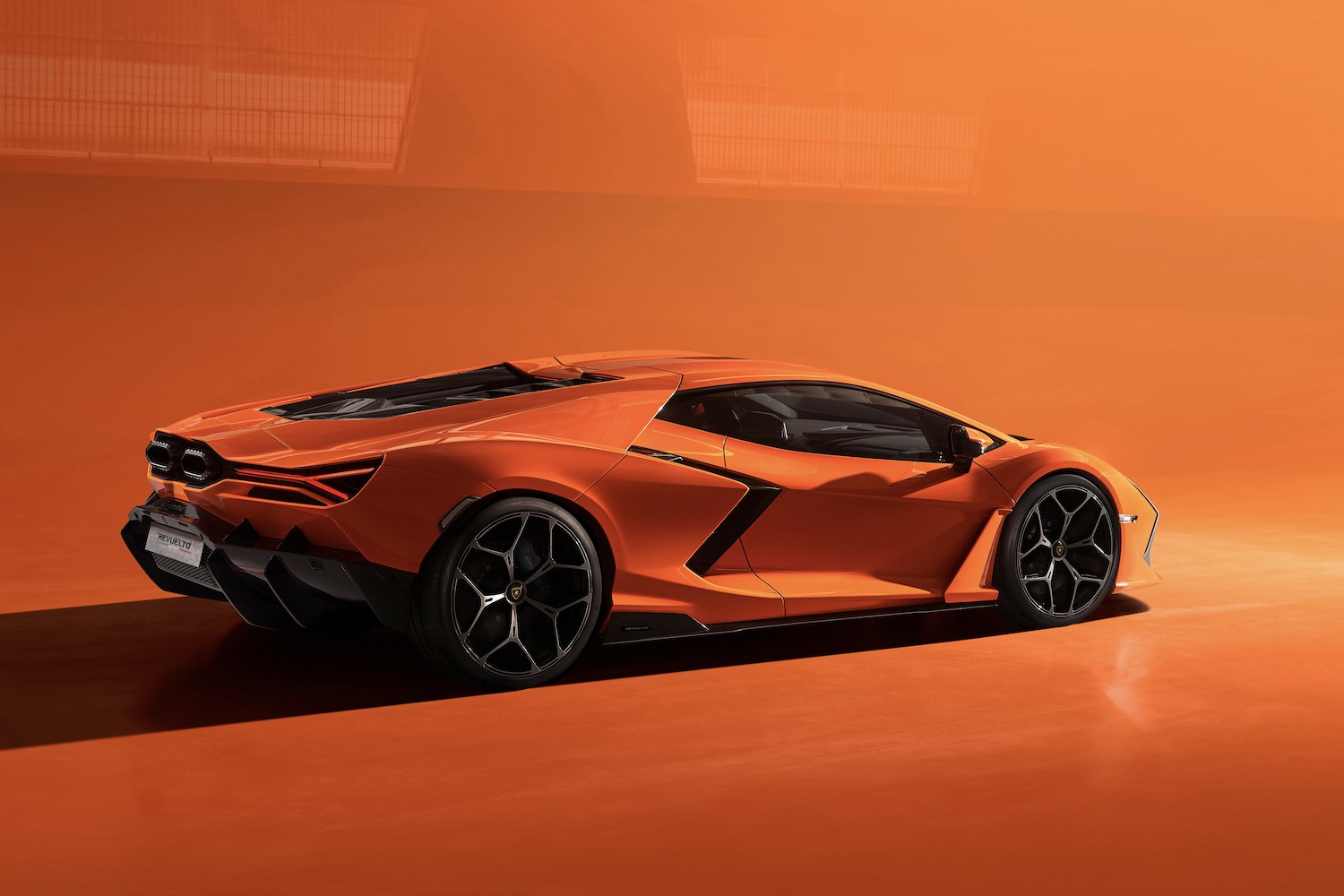 后端角LamborghiniRevuelto从客运侧面带橙色背景
