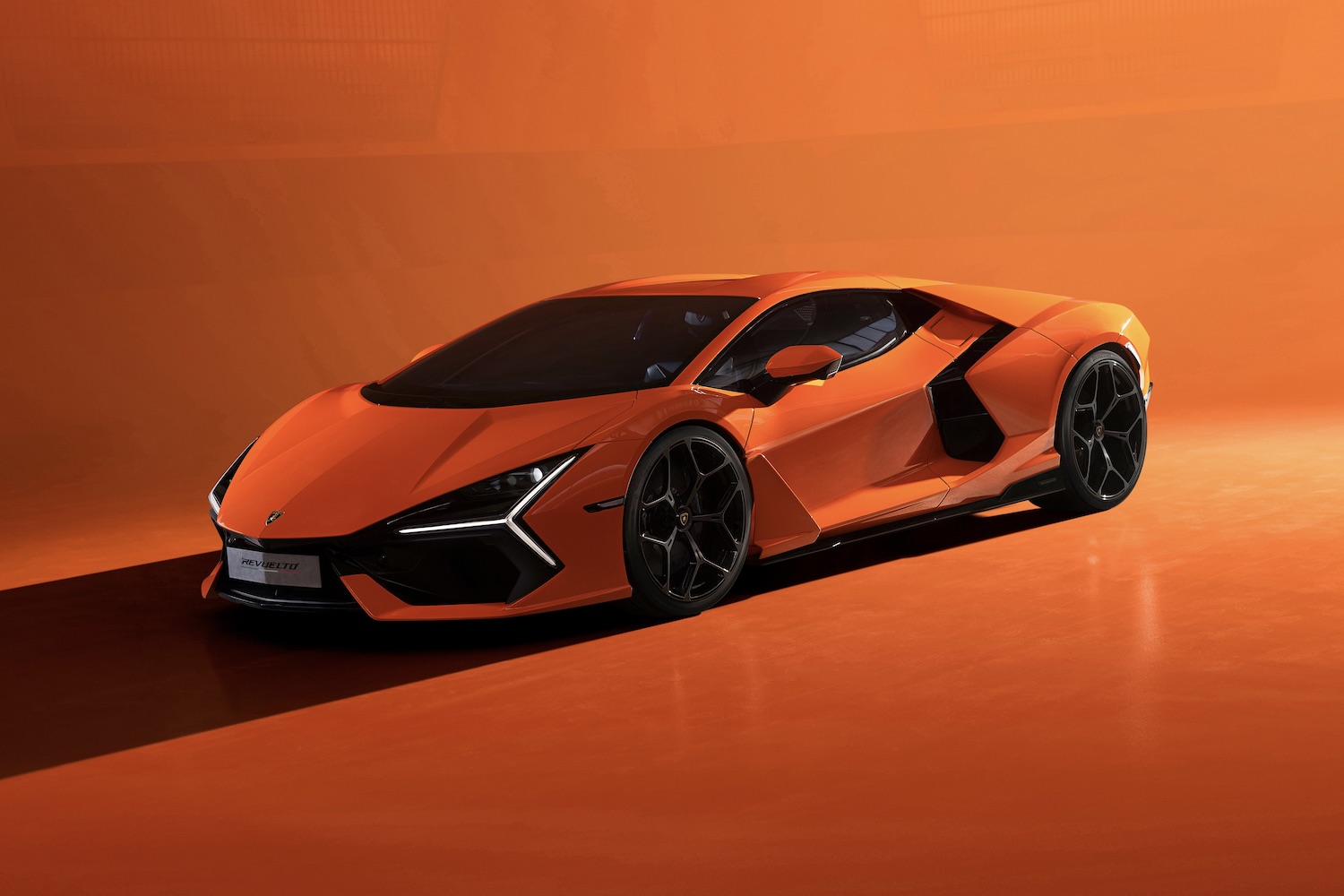 2024 LamborghiniRevuelto前端角 从驱动面前橙色背景