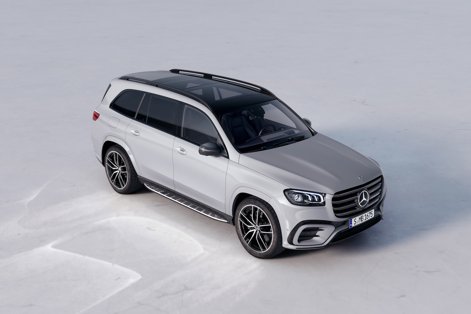 2024Mercedes-BenzGLS前端角与SUV停在白工作室