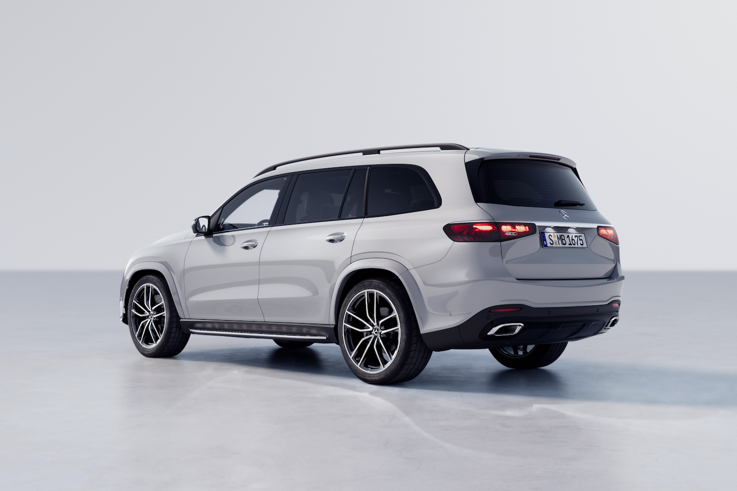 后端角2024梅塞德斯GLS 从驱动侧停在白工作室
