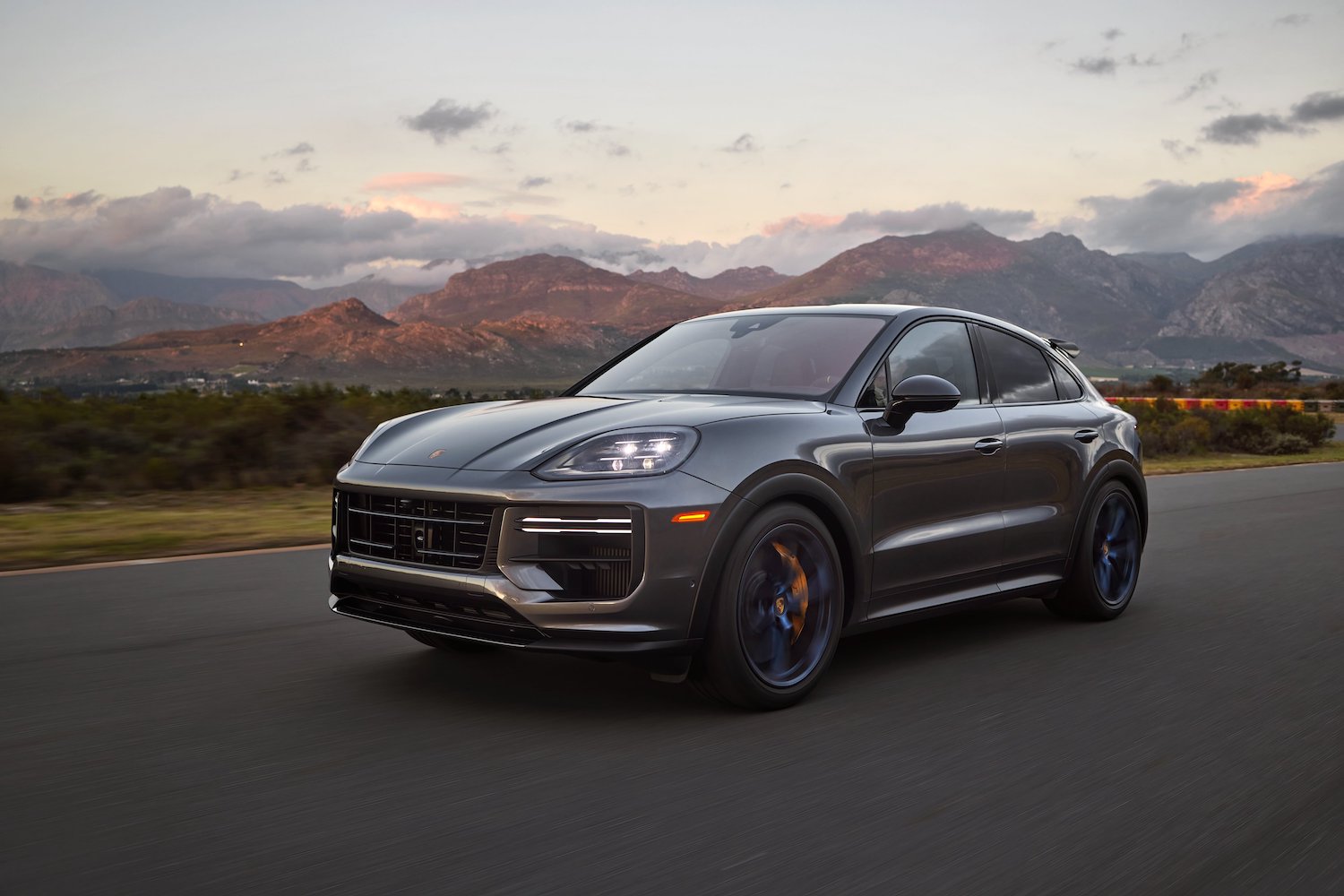 2024PorscheCayenneTurboGT前端角向下行