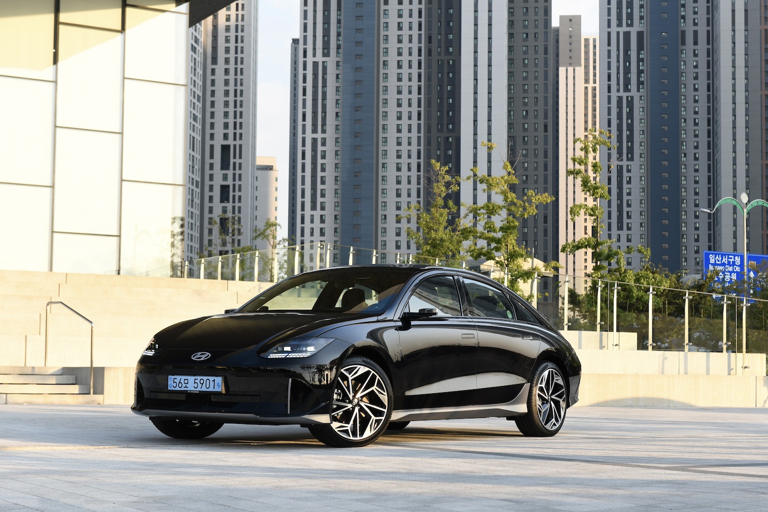 2023现代IONIQ6前端角停在市楼前