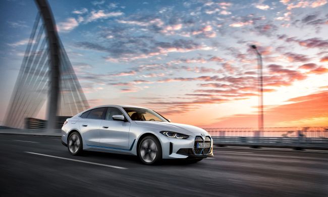 2024BMWi4在路上驾驶
