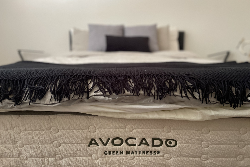 一张床展示Avocado床垫标识