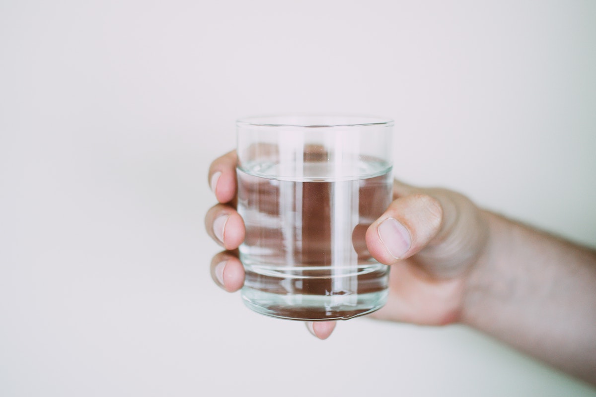 人握小杯水