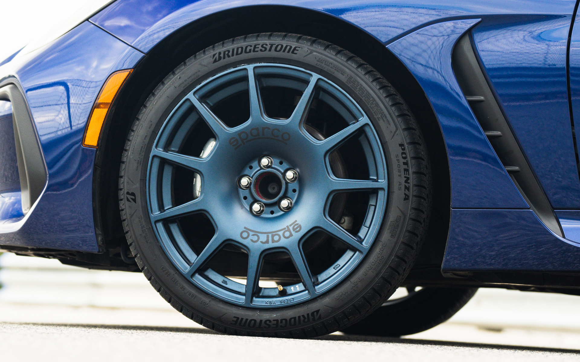 Bridgestone轮胎Potenza运动AS侧视图
