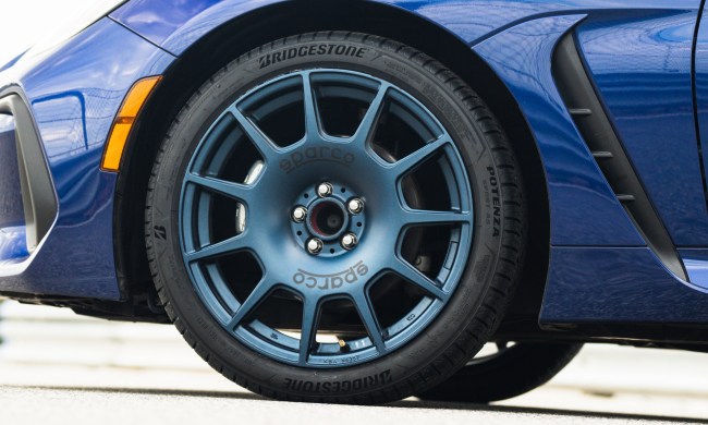 Bridgestone轮胎Potenza运动AS侧视图