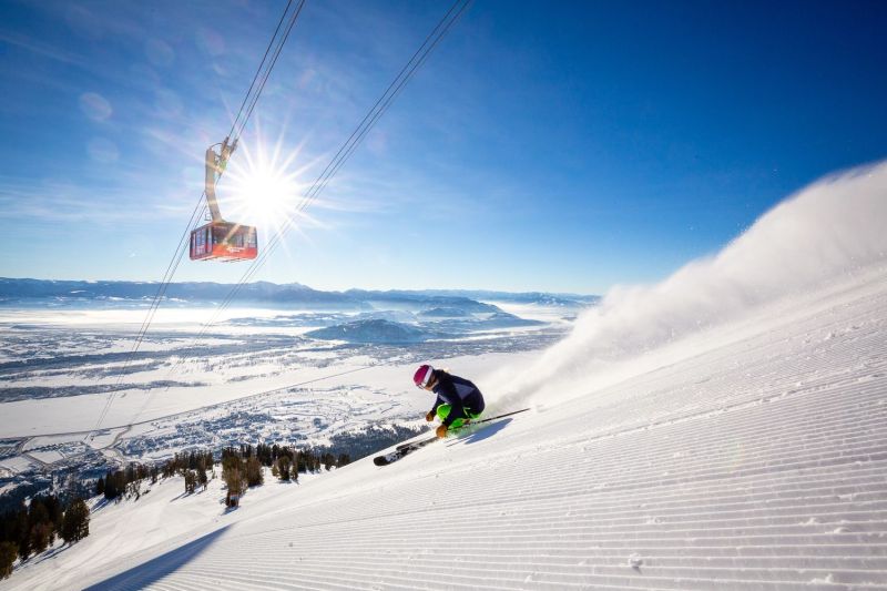 滑雪山度假村滑坡后台有日空电车