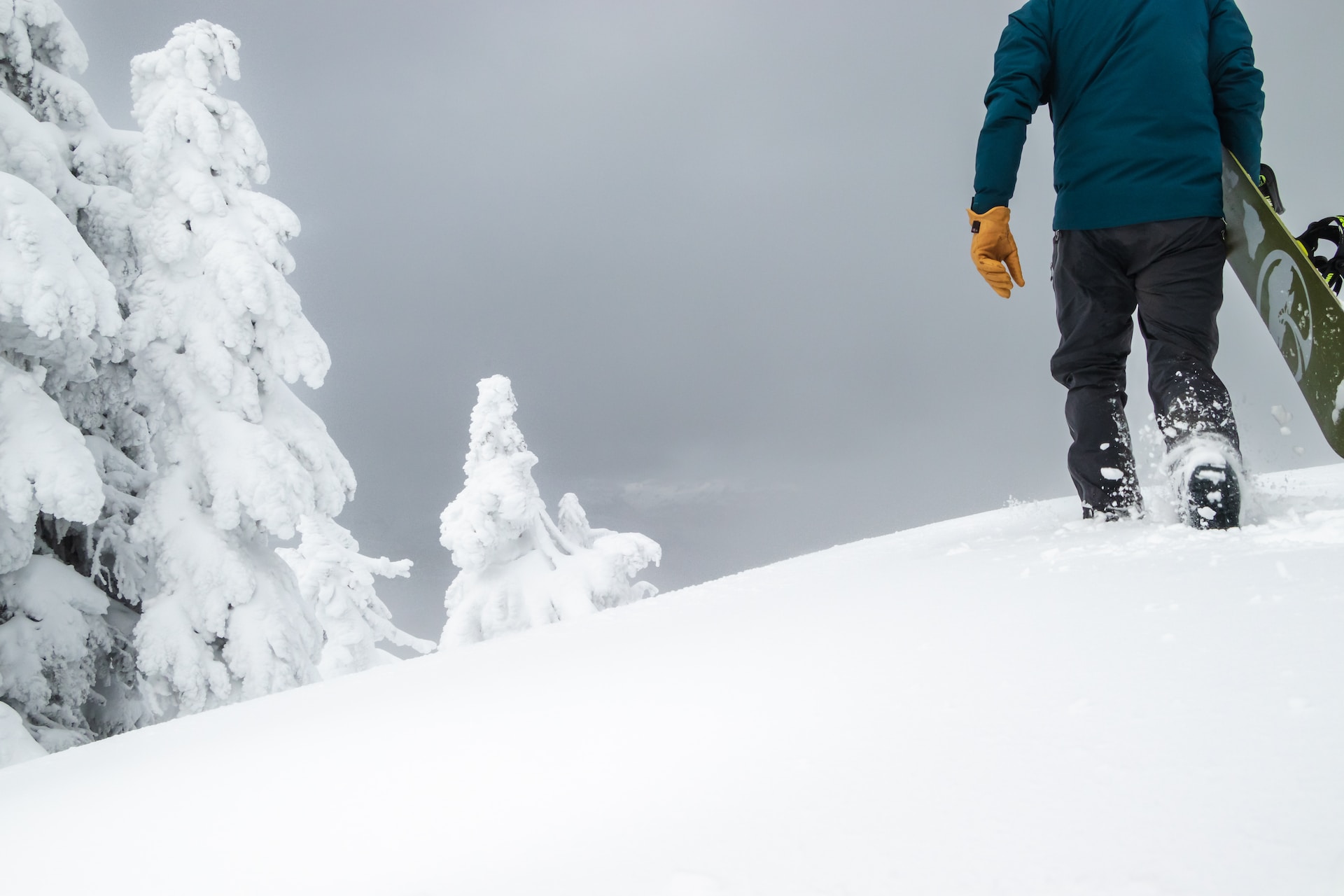 人山深雪带雪板