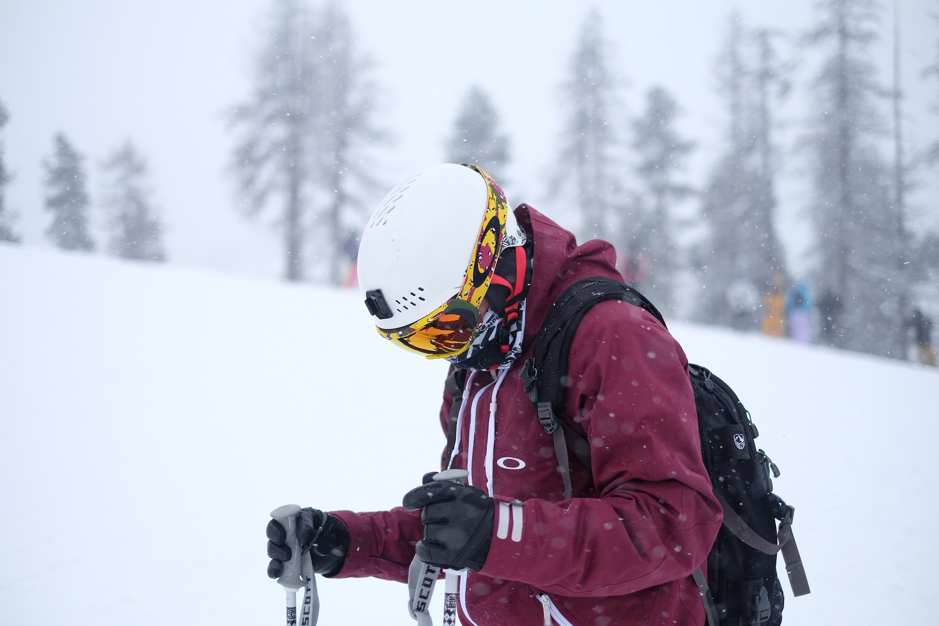 人站山戴滑雪手套